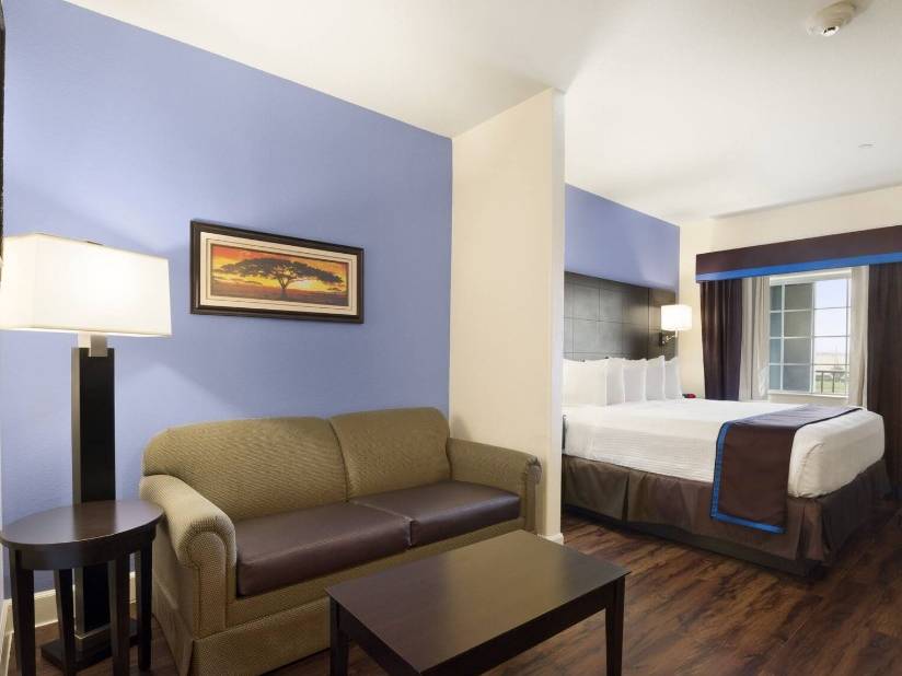 Days Inn & Suites by Wyndham Galveston West/Seawall